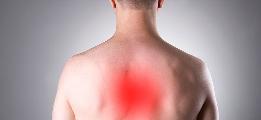 Ağrı, göğüs osteokondrozunun ana semptomudur. 