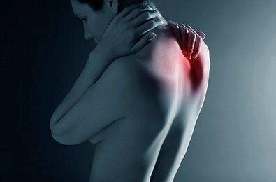 Nedeni omurganın patolojilerinde yatan omuz bıçakları arasındaki ağrı