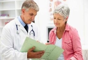 Bir doktor randevusunda artritli bir kadın