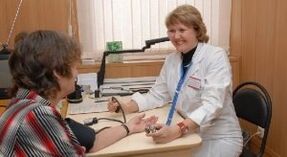 Doktor randevusunda kan basıncının ölçümü
